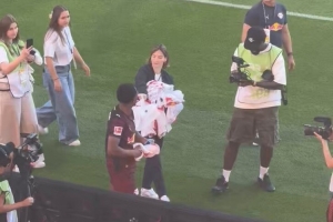 回到朗斯主场！奥蓬达准备了很多球衣，赛后送给球迷